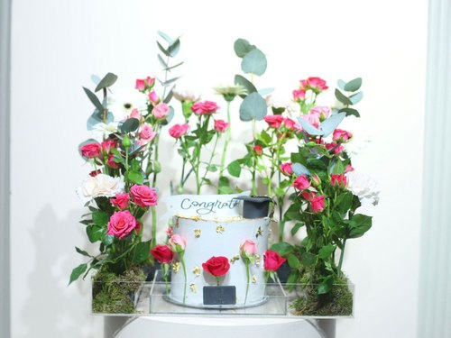 Graduation Congrats Cake In Tray 8888 - Birthday cake 6 inches with 3 Flavors vanilla, chocolate and rose velvet