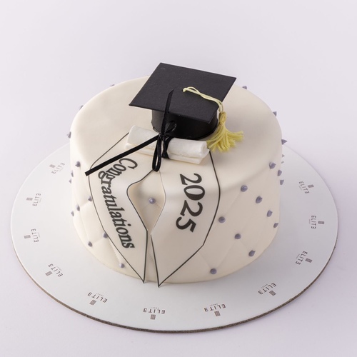 Gradation cake 5 - A 8 inch cake, enough for 8 to 10 people, the flavors are red velvet, vanilla, and chocolate.