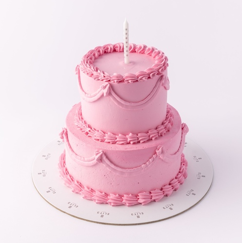 cake 675 - 6 Inches cake, enough for 8 to 10 persons with mixed flavors of red velvet, vanilla and chocolate