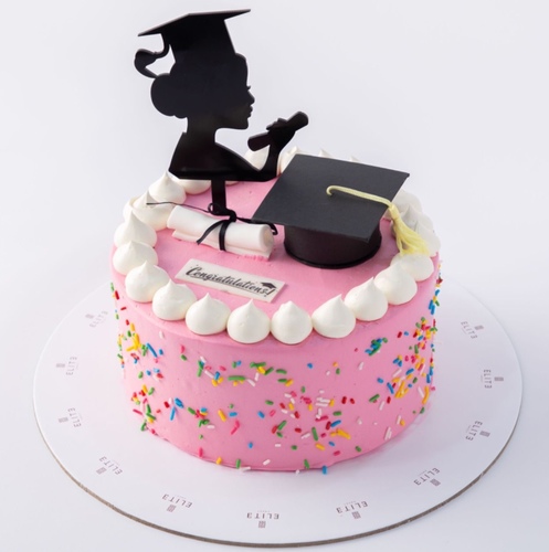 Gradation cake 4 - كيكة بحجم 8 انش تكفي من 8 الى 10 أشخاص، النكهات هي الرد فيلفت، الفانيلا والشوكولاتة.