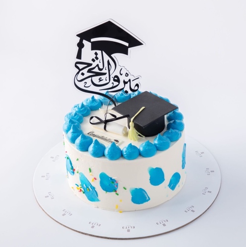 Gradation cake 13 - كيكة بحجم 8 انش تكفي من 8 الى 10 أشخاص، النكهات هي الرد فيلفت، الفانيلا والشوكولاتة.
