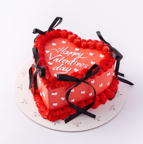 Love cake 78 - 6 inch cake, enough for 8 to 10 people, the flavors are red velvet, vanilla and chocolate