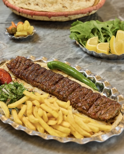 كباب ابشار ممتاز - عدد 1 سيخ كباب كوبيده حجم كبير بتتبيله ايرانيه مميزه تقدم مع بطاطا مقليه وخبز التنور