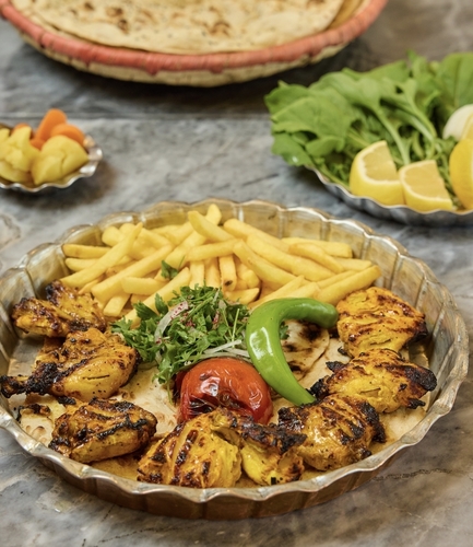 جوجه كباب مع عظم - عدد 1 سيخ جوجه كباب مع العظم تقدر مع بطاطا مقليه مع خبز التنور