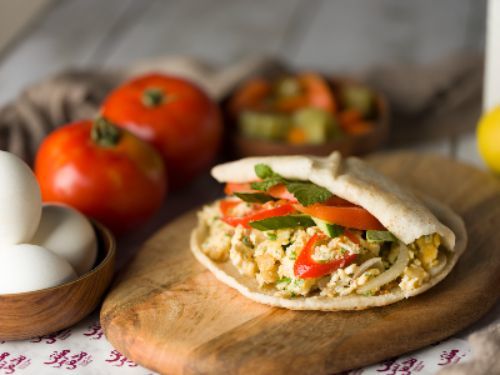 Mufarrakeh Sandwich Super - Egg and potatoes, salad and mint.