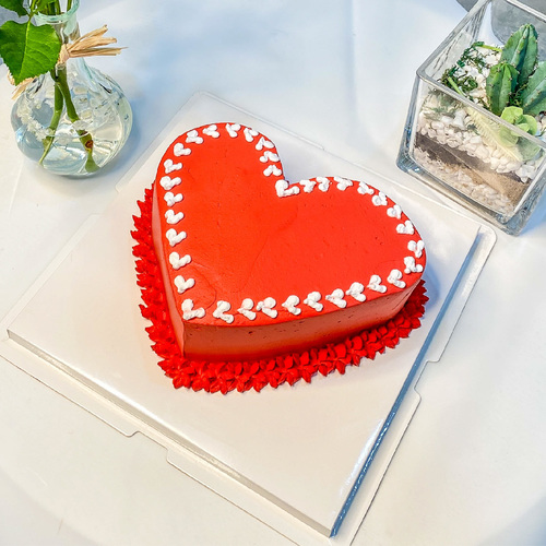 RED MEDIUM CAKE - CAKE ENOUGH FOR 4-6 PEOPLE