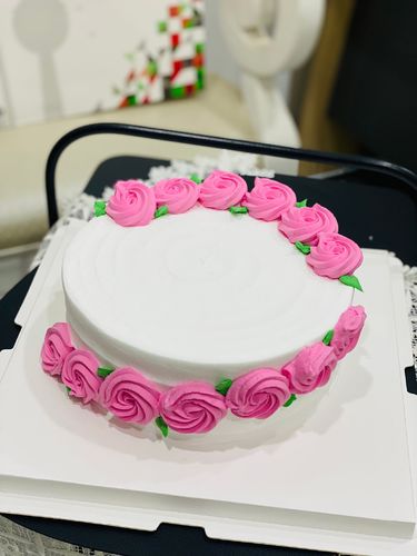 DECORATED  CAKE - cake flavored vanilla decoration cream pink with fresh flower 6inch 4person 10 sliced