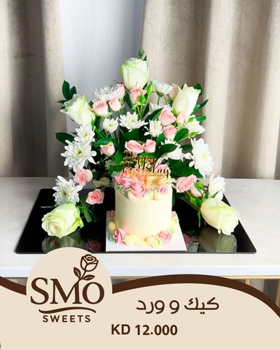 كعكة فاخرة مع الورود الطبيعية الأنيقة