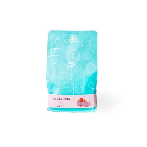 La Caldina Coffee – Filter - Colombian filter coffee with anaerobic processing, with a rich character and a clear balance between sweetness and acidity, ideal for preparing V60 with a premium cup and concentrated natural flavors.
Origin: Colombia  Processing: Natural Anaerobic Tasting Notes: Sweet and sour Weight: 250 g Note: Store in a cool, dry place. For best quality, keep the coffee in its vacuum-sealed bag to prevent damage and preserve flavor.