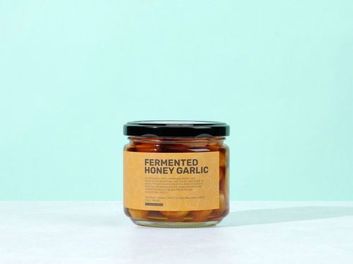 Fermented Honey Garlic - A surprisingly tasty, probiotic-rich blend that can be enjoyed on its own or added to recipes for extra benefits, such as boosting the immune system, aiding digestion, and supporting healthy blood pressure and cholesterol levels.No Added Sugar
Ingredients: Organic garlic cloves, raw honey, apple cider vinegar. Weight: 375g