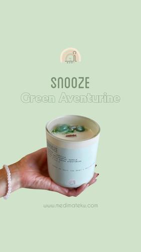 Snooze-Green aventurine - Crystal soy wax candle blended with Lavender and Vanilla + infused with Green Aventurine. Jar color: Light Grey. Affirmation: I honor my need for rest & relaxation. 100% natural soy wax, free from phthalates & paraffin. Cozy, crackling 100% wood wick that burns longer (60+ hours). Hand made with love in Kuwait (including all candle ingredients). Volume: 12 oz. | 340g Note: !!!( Crystal shapes may vary upon availability).