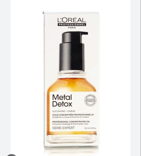 L'oreal Metal Detox Concentrated Oil, For All Hair Types 50ml - L'Oréal Professionnel Série Expert Metal Detox Concentrated Oil 50ml relies on a professional formula and a patented technology to act against hair breakage and preserve its color.
Product Description
L'Oréal Professionnel Série Expert Metal Detox Concentrated Oil 50ml is a leave-in oil specially formulated for color-treated hair. Metal deposition is unquestionably one of the factors contributing to increased breakage and color fading. With this in mind, this concentrated oil features an exclusive patented technology that neutralizes metal particles inside the hair. In this way, this product strengthens the hair and intensifies its color. In fact, this anti-deposit protective oil reduces breakage by 97% and also delivers a color that is two times brighter and lasts longer. Besides, this oil also has some additional benefits. It protects from frizz as well as from heat up to 230ºC, being, therefore, a great product to apply after washing the hair. Even more, with a rich texture, it intensely nourishes the hair yet is instantly absorbed and does not weigh down the hair. All these benefits in a single gesture! 
Whether you have short, long, curly, or straight hair, this oil is suitable for all hair types. In other words, this product not only reduces breakage but also helps maintain a vibrant color after any coloring service. In the end, the hair is stronger, supple, and brighter, with a healthy appearance.