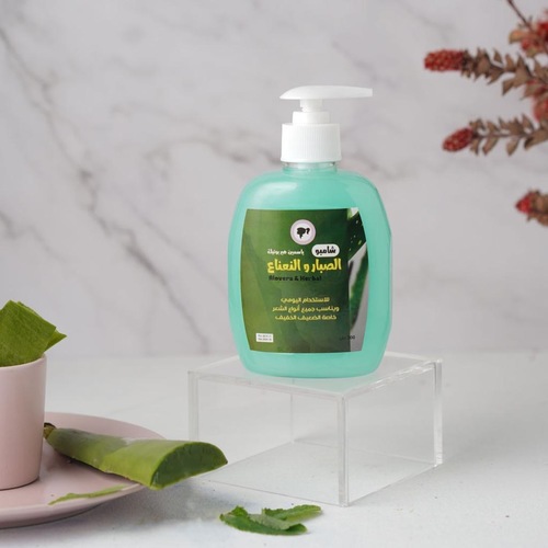 شامبو الصبار والنعناع وزيت شجرة الشاي - فوائد شامبو الصبّار (الألوفيرا) والنعناع مع زيت شجرة الشاي: 
 
 🌿 فوائد الصبّار 
 

ترطيب عميق للشعر وفروة الرأس بدون إثقال
تهدئة الحكة والاحمرار خاصة للفروة الحساسة
تقوية الشعرة وتقليل التقصّف
يمنح نعومة ولمعانًا طبيعيًا

 
 
 🌱 فوائد النعناع 
 

يعطي إحساس انتعاش وتبريد فوري
ينشّط الدورة الدموية في فروة الرأس → يساعد على نمو أفضل
يقلّل الدهون الزائدة
يخفّف الحكة والروائح

 
 
 🌿 فوائد زيت شجرة الشاي 
 

مضاد قوي للفطريات والبكتيريا
فعّال ضد القشرة وتهيّج الفروة
يساعد على تنظيف المسام وتنظيم الإفرازات الدهنية
يترك الفروة نظيفة ومتوازنة

 
 
 ✨ النتيجة عند الجمع بينهم 
 

فروة رأس نظيفة، منتعشة، ومتوازنة
تقليل القشرة والحكة
شعر أقوى، أنعم، وألمع
مناسب للشعر الدهني، المختلط، أو المعرّض للقشرة

 
💡 نصيحة: ممتاز للاستخدام اليومي أو بعد التمارين، ويُفضّل ترك الرغوة دقيقة–دقيقتين قبل الشطف للحصول على أفضل نتيجة