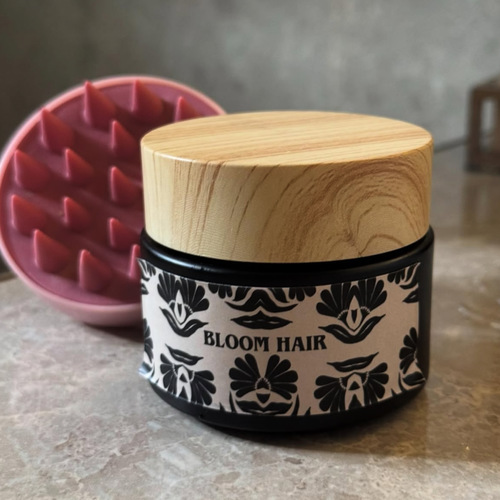 زبدة البتانا - فوائد زبدة البتانا للشعر () 
 

تعزيز نمو الشعر: تغذي بصيلات الشعر وتساعد على تحفيز النمو خاصة في المناطق الخفيفة.
تقليل التساقط والتكسر: تقوّي الشعرة من الجذور حتى الأطراف.
ترميم الشعر التالف: مثالية للشعر المصبوغ أو المعالج كيميائياً.
ترطيب عميق: تعالج الجفاف والهيشان وتمنح نعومة ولمعان.
تهدئة فروة الرأس: تقلل القشرة والحكة بفضل خصائصها المغذية.
زيادة الكثافة والسماكة: مع الاستخدام المنتظم يبدو الشعر أكثر امتلاءً.

 
طريقة الاستخدام:تُدفّأ كمية صغيرة بين اليدين، تُدلّك بها فروة الرأس ويُوزّع الباقي على الأطراف. تُترك من 30 دقيقة إلى ساعتين (أو طوال الليل) ثم يُغسل الشعر. 
 
 
 
 Batana Butter Benefits for Hair (English) 
 

Promotes hair growth by nourishing hair follicles.
Reduces hair loss & breakage by strengthening strands.
Repairs damaged hair, especially color-treated or chemically processed hair.
Deeply moisturizes dry, frizzy hair for softness and shine.
Soothes the scalp, helping with dryness, itchiness, and dandruff.
Improves thickness & density with regular use.

 
 How to use: Warm a small amount between your palms, massage into the scalp, and apply to lengths. Leave for 30 minutes to 2 hours (or overnight), then shampoo.