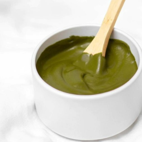 معجون السدر الزيتي المعجون بزيوت التكثيف - تقوية بصيلات الشعر: يعزز قوة الشعر ويقلل من التساقط.﻿﻿تحفيز نمو الشعر: يساعد في تحفيز نمو الشعر وجعل
الشعر أكثر كثافة.﻿﻿ترطيب الشعر: يُعطي ترطيبًا عميقًا للشعر الجاف
والمجعد.﻿﻿علاج القشرة: يعمل على مكافحة القشرة وتهدئة فروة
الرأس.﻿﻿لمعان طبيعي: يمنح شعرك لمعانًا طبيعيًا وصحة&nbsp;طريقة الاستخدام:﻿﻿﻿اخلطي ماسك السدر مع ماء دافئ أو زيت مناسب حتى يتحول إلى خليط متجانس او وضعه مباشره﻿﻿﻿ضعي الماسك على فروة الرأس والشعر بالكامل.﻿﻿﻿دلكي بلطف لمدة 5 دقائق لتحفيز فروة الرأس.﻿﻿﻿اتركيه لمدة 30 دقيقة للحصول على أفضل النتائج.﻿﻿﻿اشطفيه جيدًا بالماء الفاتر والشامبو المناسب.