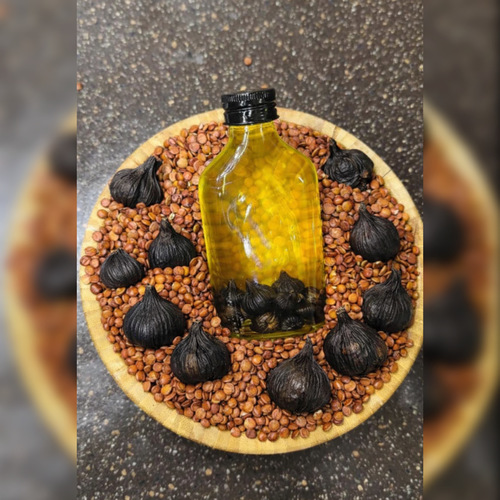 خلطة زيوت بذور السدر المعصور عالبارد والثوم الاسود مع خلطتنا - خلطة طبيعية مركزة من زيت بذور السدر المعصور على البارد مع الثوم الأسود لتغذية فروة الرأس وتقوية الشعر من الجذور حتى الأطراف.
يساعد على تحفيز نمو الشعر، تقوية البصيلات، تقليل القشرة، ومنح الشعر كثافة ولمعان طبيعي.

طريقة الاستخدام 
توضع كمية مناسبة من الزيت على فروة الرأس مع التدليك بلطف لمدة 3–5 دقائق.يترك لمدة ساعة على الأقل أو طوال الليل ثم يغسل بالشامبو. 



يستخدم 2–3 مرات أسبوعياً للحصول على أفضل النتائج.



الفوائد




• يساعد على تنبيت الشعر
• يقوي بصيلات الشعر
• يقلل من القشرة
• يغذي فروة الرأس بعمق
• يمنح الشعر كثافة ولمعان طبيع