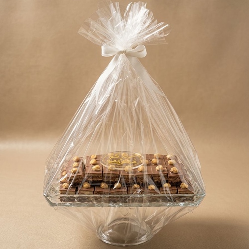 صينية كريستال قولدن هيزل - ٥٣ حبه قولدن في صينية كريستال مع واحدة من العباراة للعيد&nbsp; مغطا في ورق شفاف فقط