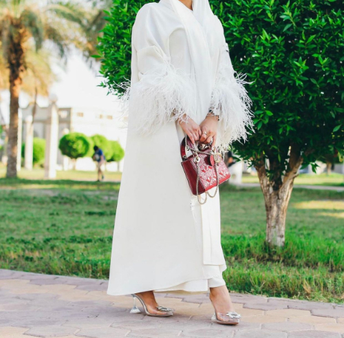 Mona Alsabri - O10 - Free size, but we need the length of the abaya 
 
 raw type: Barbi