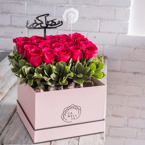 Chocolate Pink Box With Roses Xlarge Size - Xlarge box with dimensions of width: 27 cm, length: 27 cm and height: 19 cm.