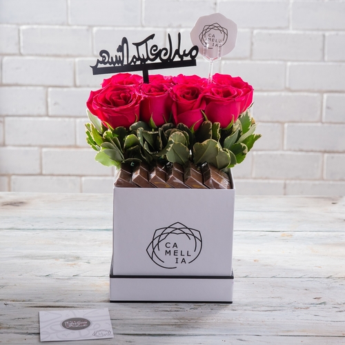 Box  Fresh Roses Small size with chocolate or dates - Small size length 16 cm width 16 cm height 15cm.