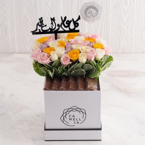 Camellia Box chocolate with colored roses small size - Chocolate box with colored roses. Small size length 16 cm width 16 cm height 15cm.