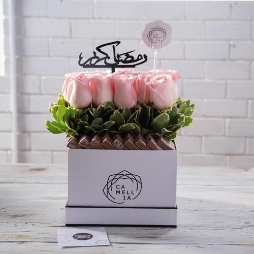 Large Natural Roses With 18  wafer Chocolates box - Natural roses with 18 pieces of chocolate wafers in white box. Box dimensions: length 21 cm, width 21 cm and height 15 cm.