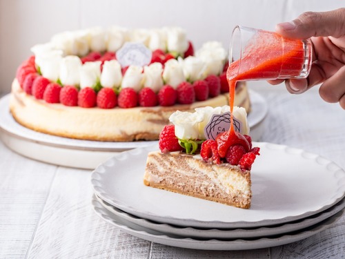 Marble Cheesecake - With berries, normal roses and chocolate sauce.