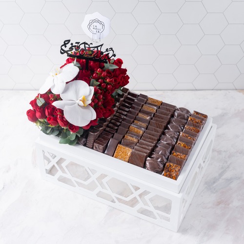 Arabisk  stand chocolate and flowers - rectangular plate size: length 42 cm width 27 cm hight 20 cm with 90-100 pic of  chocolate and fresh flowers .