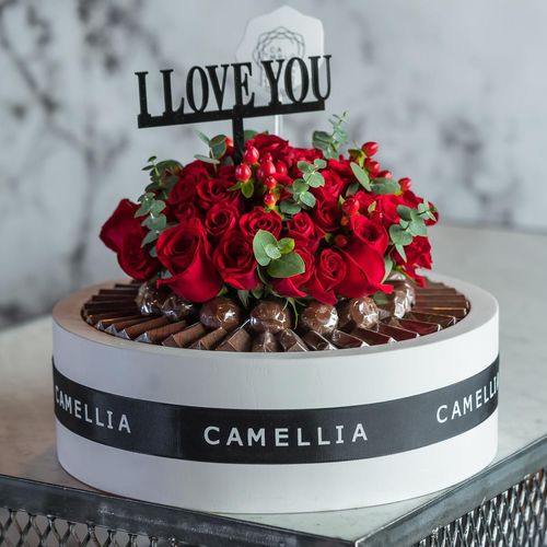 Camellia Forest - A white bowl made of wood with luxurious belgian chocolate and natural rose.