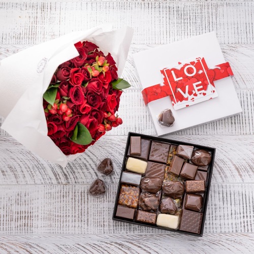 ‏Luxury Chocolate Mix Medium box  I love you With flowers Bouquet - 35 pieces of chocolate box size: width 17. 5 cm. Length 17. 5 cm. and Height 3 cm.