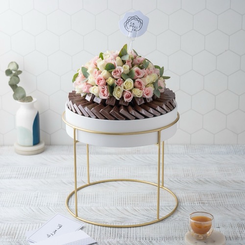 Art Stand With round Tray - قطر الماعون ٣٠ سم ارتفاع الستاند ٢٦ سم كمية الشوكليت كيلو تقريبا ٤٥-٥٠ حبة