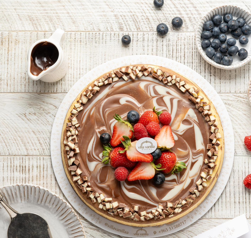 Camellia kinder royal cheesecake with chocolate sauce