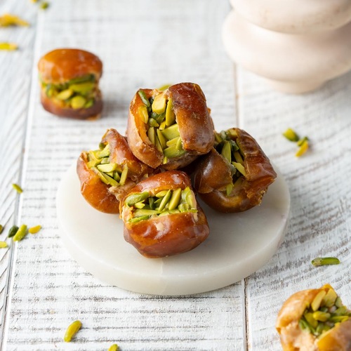 30 piece Sukary dates stuffed with rangena and pistachios