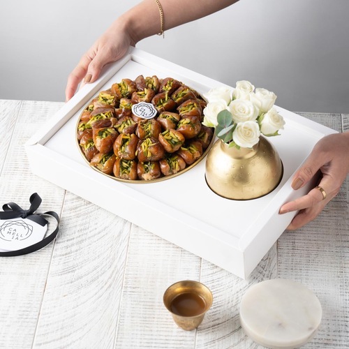 Golden gift with Sukary dates - A luxurious gift containing an 850 g plate of dates with a beautiful small rose, presented in a dessert mix.