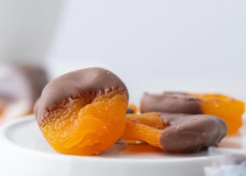 Apricot with milk chocolate - بدون تغليف