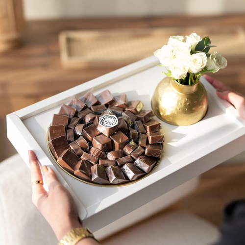 Gold plate gift chocolate - A luxurious gift set containing a 650g chocolate platter with a beautiful small vase of roses, presented in a cardboard tray.