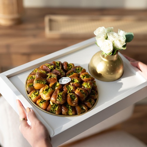 Gold plate dates gift - A luxurious gift containing an 850 g plate of dates with a beautiful small rose, presented in a dessert mix.