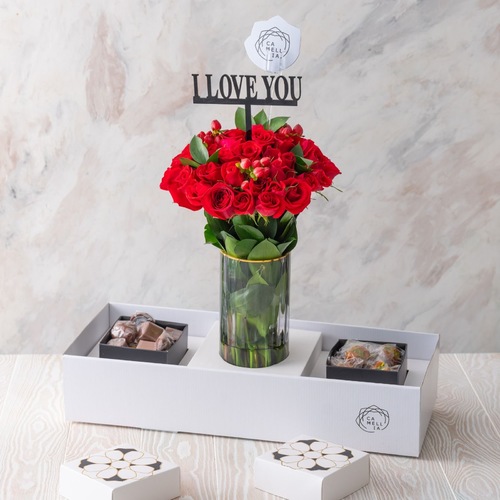 Vase Box - ورد بالفازا و علبة تحتوي على &nbsp;20 شوكليت و علبة فيها &nbsp;20 حبة تمر سكري محشي بالخلطة و الفستق.&nbsp;
 Flower vase with a box of 20 chocolate bars and a box of 20 dates stuffed with mixture and pistachios.