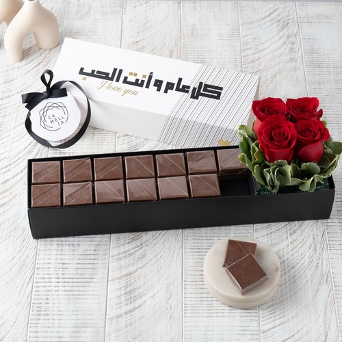 كلاسي : كل عام وانت الحب - علبة&nbsp;مستطيلة&nbsp;راقية&nbsp;متوسطة&nbsp;الحجم&nbsp;الطول&nbsp;&nbsp;٤١سم&nbsp;العرض&nbsp;٩&nbsp;سم