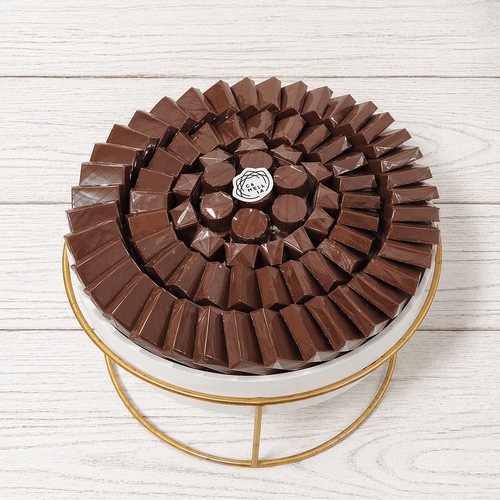 Round Art Stand mix chocolate 1.5 kilo medium hight - قطر الماعون ٣٠ سم، ارتفاع الستاند متوسط ١٧ سم، كمية الشوكليت تقريبا ٧٥-٨٠ حبة.