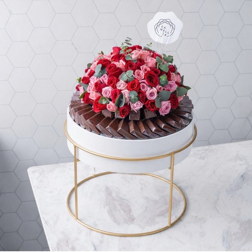 Art stand with round tray medium high chocolate and flowers - قطر الماعون ٣٠ سم ارتفاع الستاند المتوسط ١٧ &nbsp;سم كمية الشوكليت كيلو&nbsp; تقريبا ٤٥-٥٠ حبة