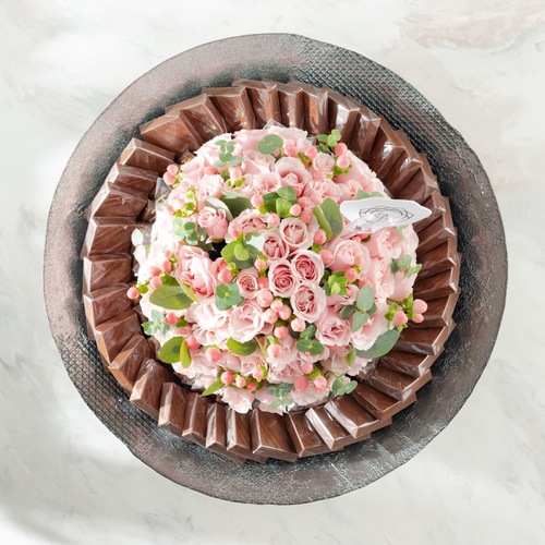 Rounded Tray With Fresh Flowers In The Middle