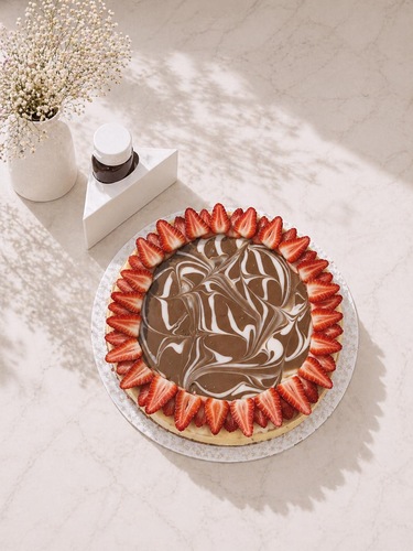 Camellia Marble strawberry cheesecake with chocolate sauce
