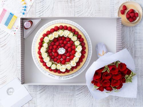 Cheesecake And Roses Bouquet