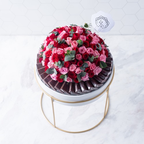 Round art stand flowers and chocolate - قطر الماعون ٣٠ سم ارتفاع الستاند ٢٦ سم كمية الشوكليت كيلو  تقريبا ٤٥-٥٠ حبة