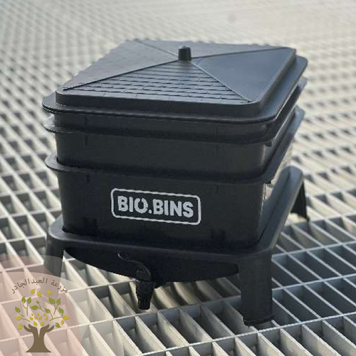 Worm bins - The small worm bins contains 40 worms  with soil
Worm bins are containers used for worm casƟng, which uses worms to break down organic maƩer and
produce nutrient-rich compost. They can be made from various materials, including plasƟc, wood, or
metal, and come in various sizes, from small indoor bins to large outdoor setups.
A typical worm bin contains bedding, such as shredded newspaper or leaves, food scraps, fruit and
vegetable scraps, Shredded paper or carton coffee grounds, and tea leaves.
The bedding and food scraps should be layered in the bin, and the worms should be added on top. The
bin should be kept in a cool, dark place, and the temperature should be between 20 - 27 degrees Celsius.
The worms will consume the bedding and food scraps and produce worm casƟngs. Worm casƟngs can be
harvested every few months and used as a soil amendment and ferƟlizer for healthy plants.
Worm bins should be kept moist but not too wet and aerated regularly to ensure proper oxygen flow.
The bin should be cleaned regularly to prevent odors and mold growth and to keep the worms healthy.