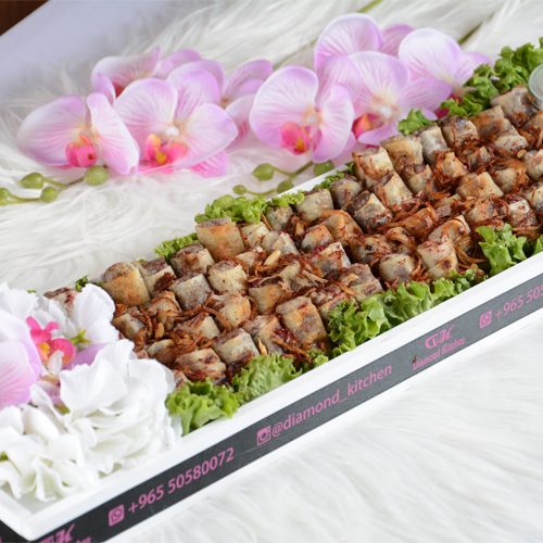 mosakhan white tray - Medium white wood tray contains chicken mosakhan with dip