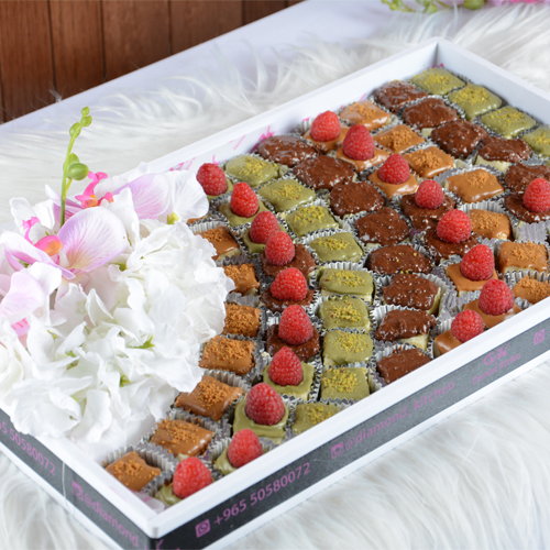 mix bites 3 toppings tray - small cheese cake with 3 flavores , lotus , pistachio snd crunchy chocolate