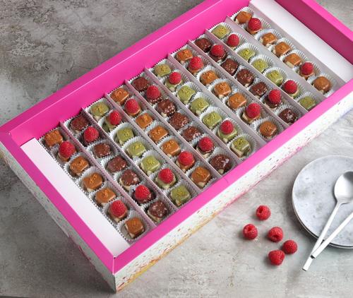 Mix bites 3 toppings  lotus , pistachio and crunchy chocolate - big box 70pcs of cheeese cake 3 toppings  lotus , pistachio and crunchy chocolate