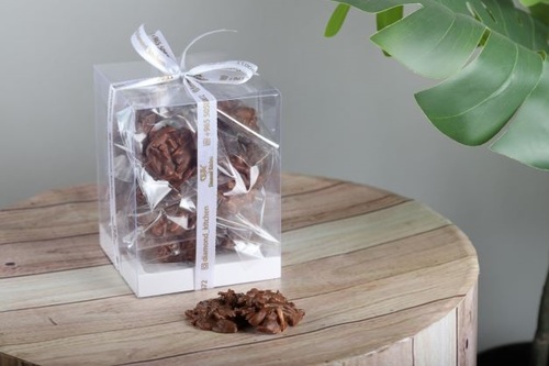 Choco almond in box - بوكس يحتوي على 300 غرام تقريبا -26حبة من الكاكاو البلجيكي باللوز المحمص. كل حبة مغلفة.